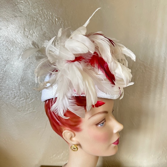 SOPHISTICATED 1970s' WHITE STRAW CAP WITH WHITE AND RED CURLY FEATHERS - Picture 3 of 11
